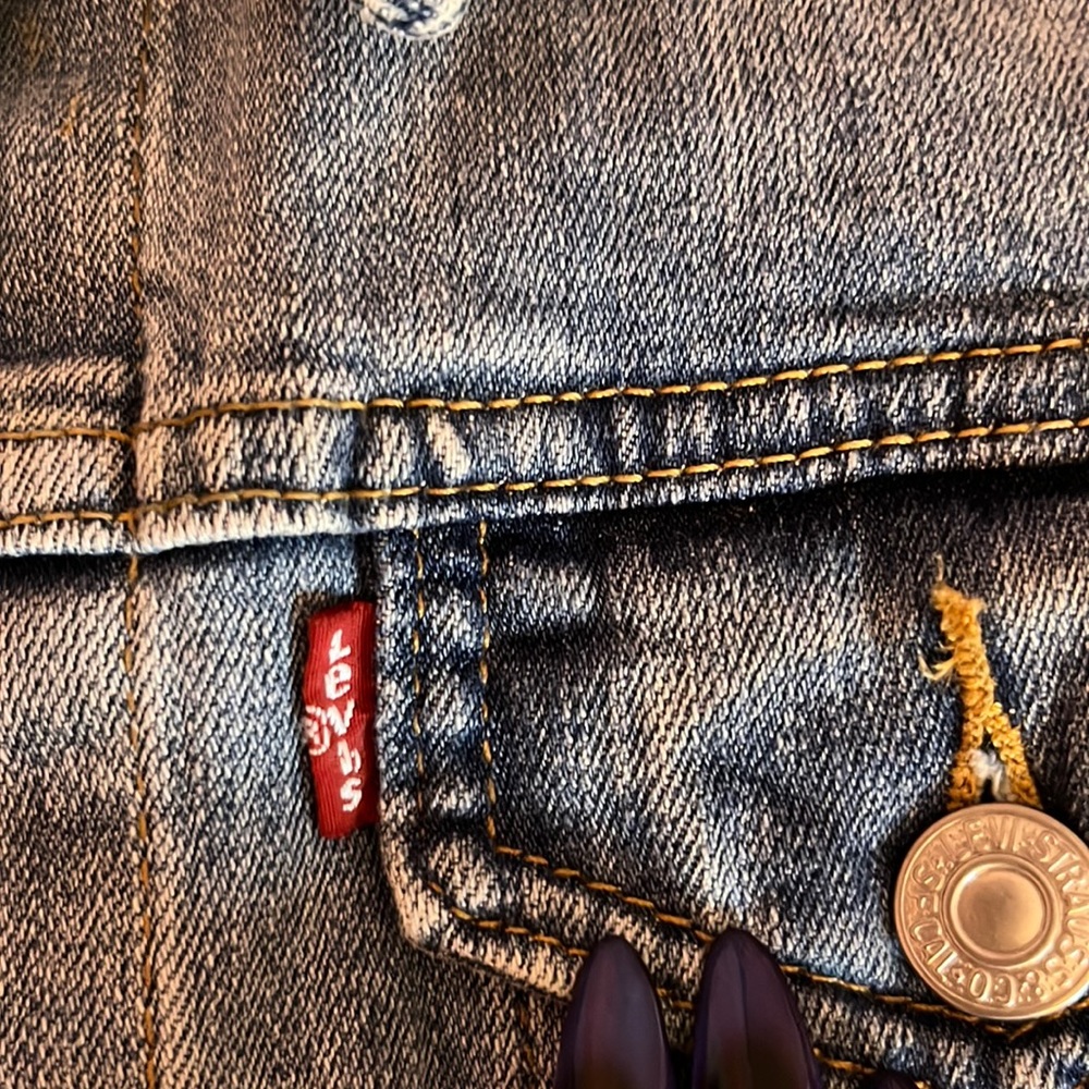 Sold! 💙👖Levi’s | Gorgeous jean jacket!🧥💙 - Picture 5 of 9